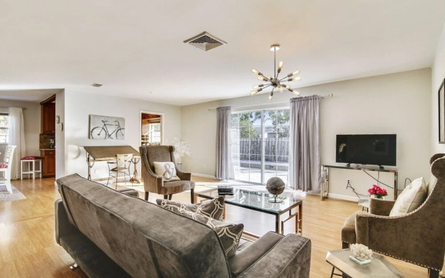 Woodridge - Private & Sanitized, Perfect for Social Distancing & Working From Home. Private Pool, Pet Friendly. Discounted During Pandemic. Super-host Support