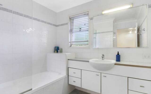 Spacious Inner South Townhouse Apartment Near to the CBD