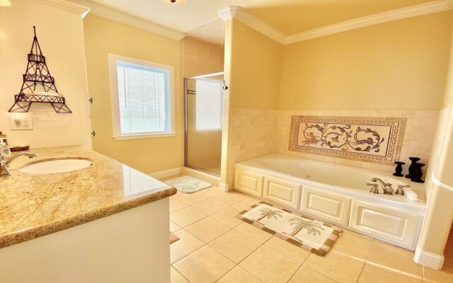 1 Driftwood 4 Bedroom Home by Redawning