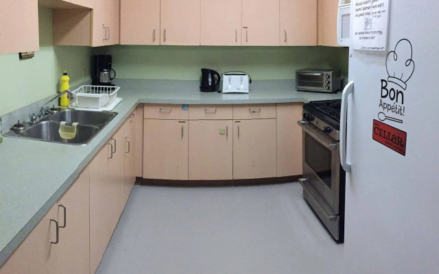 Castle Mountain Ski Lodge - Hostel