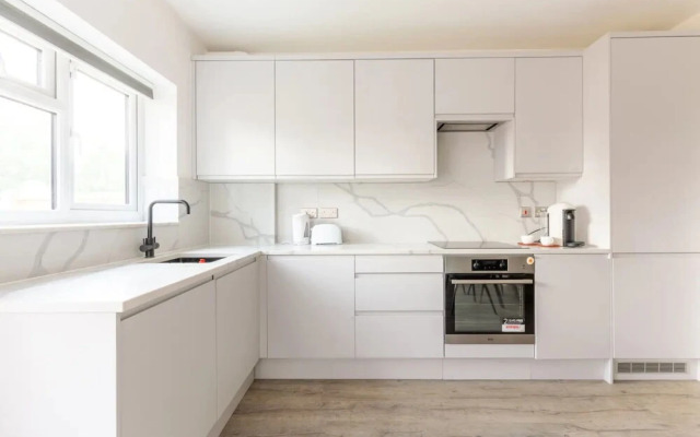 Contemporary 2 Bedroom in West London