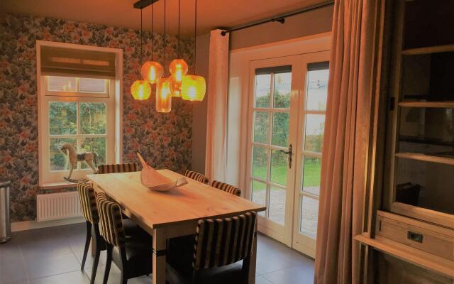 Lush Villa with Hot Tub, Private Fenced Garden in Hippolytushoef