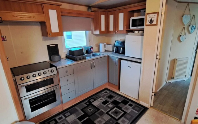 Seaside Caravan - Sleeps 6, Parking & Veranda