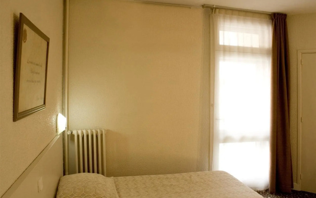 Ours Blanc - Place Victor Hugo