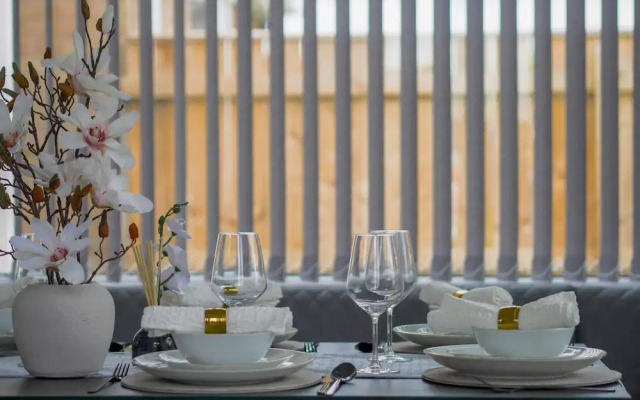 Stylish 4 Bed Apartment- Private Garden & Sleeps 8