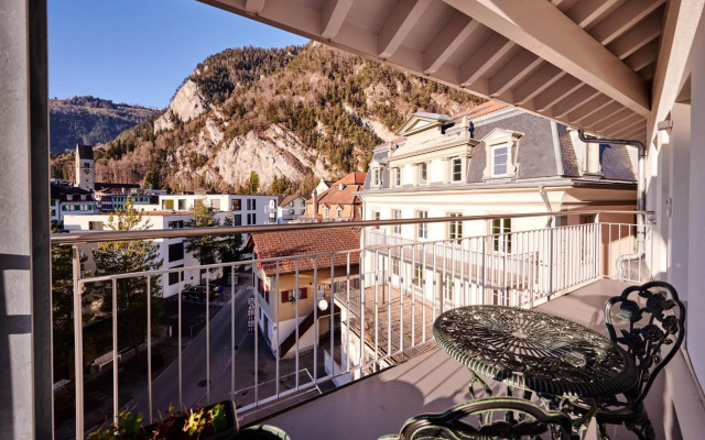 City Center Apartment with Mountain View