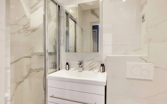 Modern Apartment & Terrace - 2br/6p - Near Nation