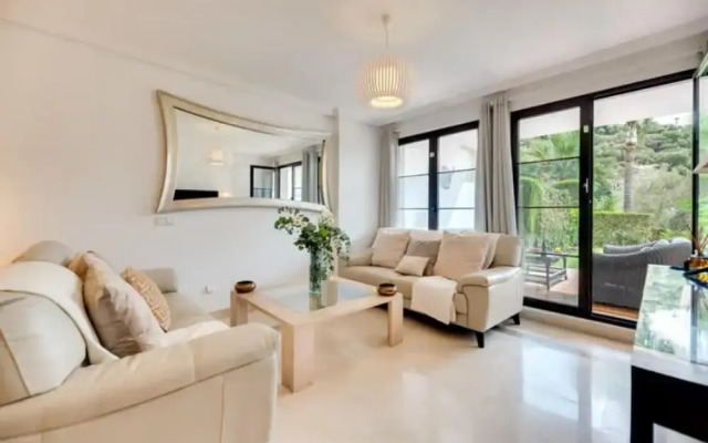 2 Bedrooms - Sleeps 4 - Garden and Pool With View