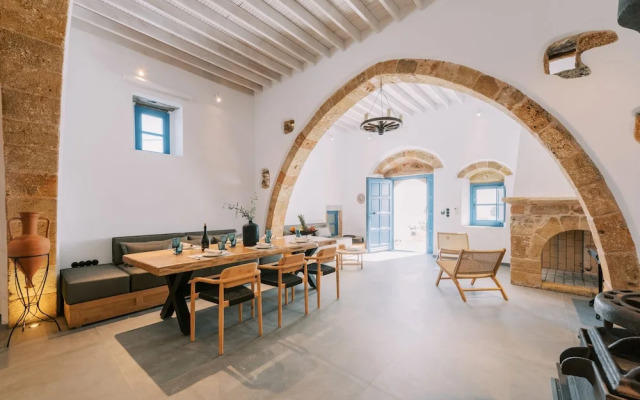 Kalathos Square Luxury Suites