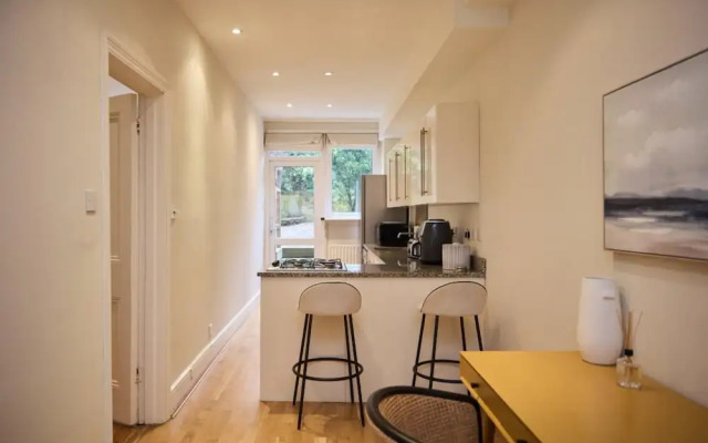 The West Kensington Hideout - Cozy 2bdr Flat With Garden