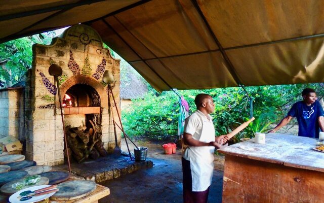 Distant Relatives Ecolodge & Backpackers