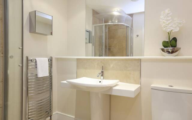 JOIVY Executive 2-Bed Apt With Stunning Roof Terraces