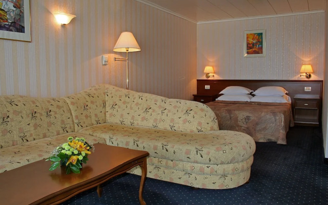 Imperial Hotel, Riviera Holiday Club