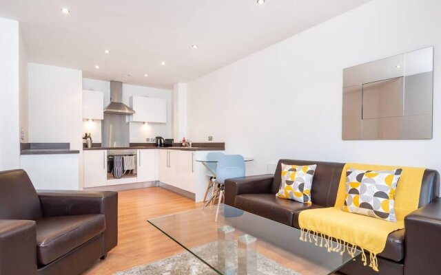 Stunning 2Br Waterside Apartment Close To Station