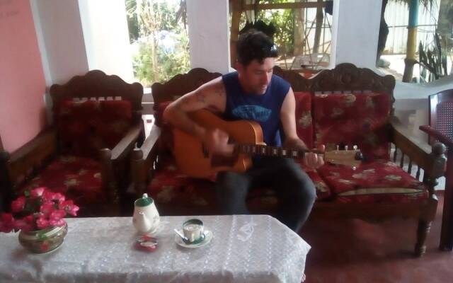 Thevindu guest & red mud resturent