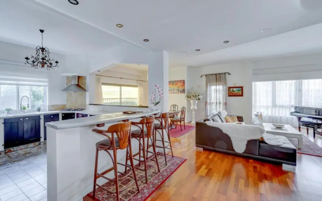 Charming spacious 4BR apt near the sea