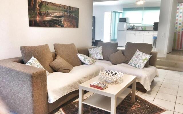 Renovated apt 100m from beach WiFi AC