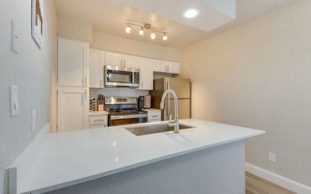 6 Mi to At&t Stadium: Grand Prairie Apt w/ Balcony