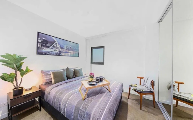 A Stylish 2BR Apt With City Views in Southbank – Guest Rooms – Melbourne
