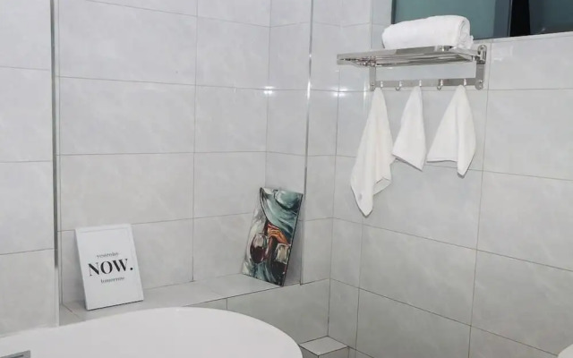 Lux Suites Royal Oak Residency