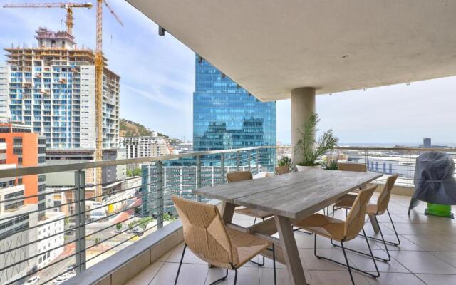 Stylish, Modern Apartment With Breathtaking Views.