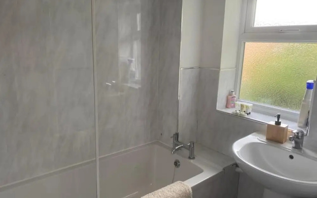 Birmingham - 4BR - Sleeps 9 - Parking - Garden