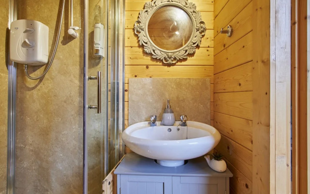 Tranquil Cabin Retreat in Carluke