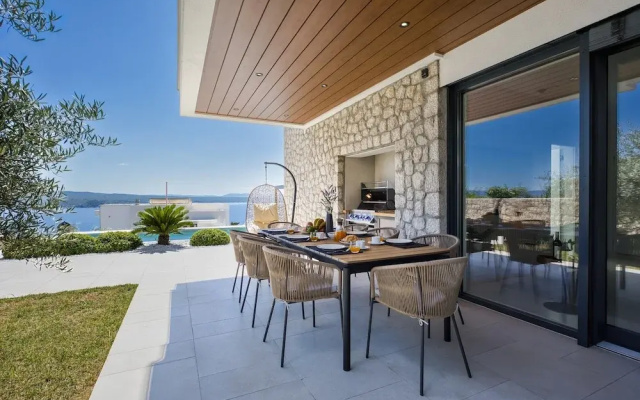 Luxury Seaview Villa Rosciola