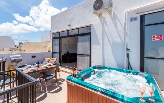 Seashells Penthouse Hot Tub Seaview by Getaways Malta