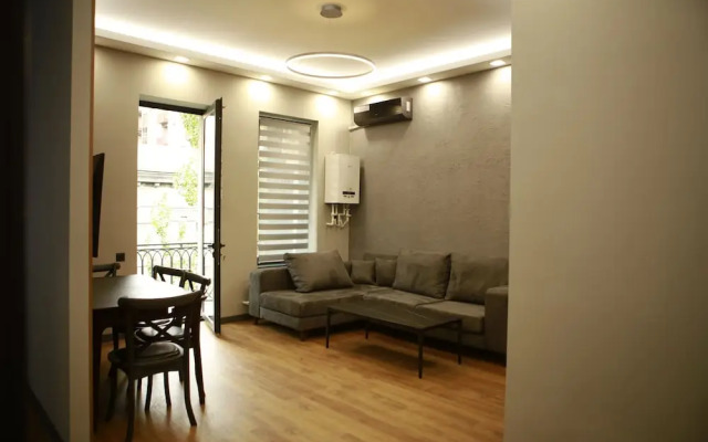 Villa 83