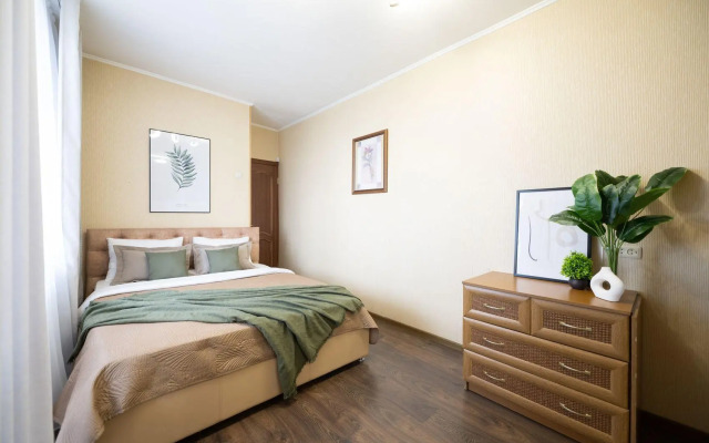 Пять Звезд на Ленина 68