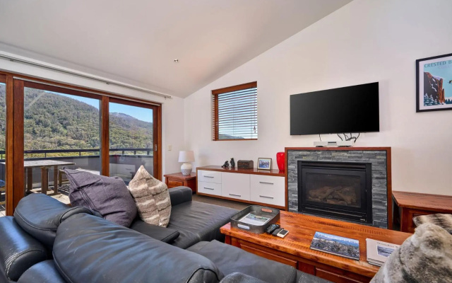 Elevation 3 bedroom and loft penthouse with gas fire and alpine views – Guest Rooms – Thredbo