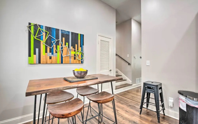 Atlanta Retreat w/ Deck in Greenbriar Area!