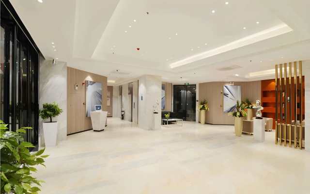 Queen Design Hotel (Qiandeng Lake Resort Guicheng Subway Station Branch)