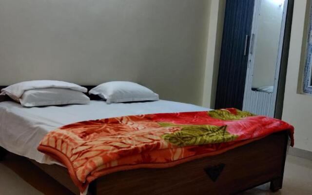 Pretty Garden View, 3BHK Furnished Flat near Kashi Vishwanath Temple