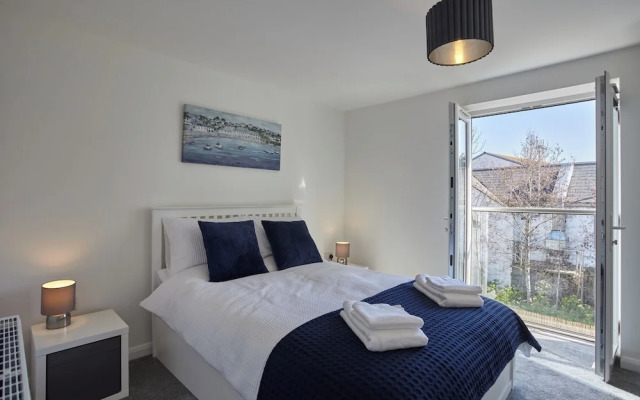 2022 Modern Home In Central Hayle With Parking