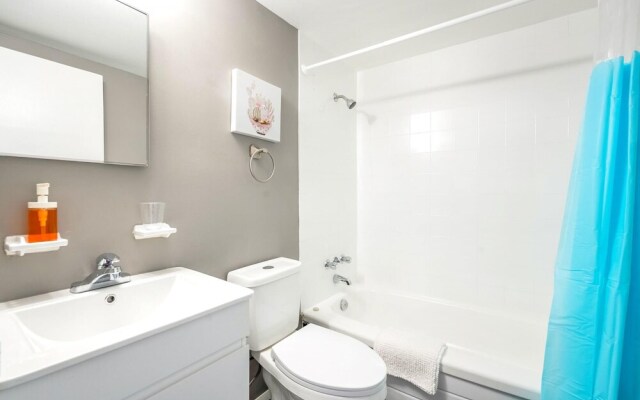 1BR Apt w Netflix Balcony - Near DT Hamilton