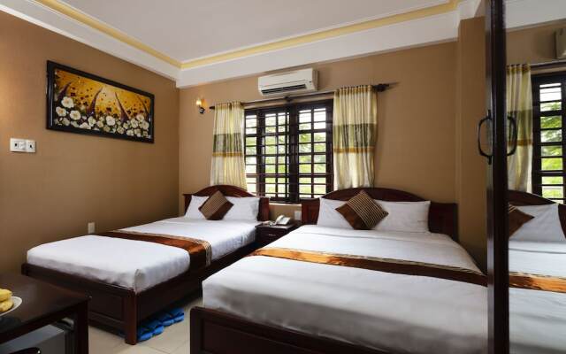 Holiday Hotel