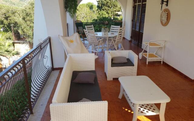 Villa del Golfo Urio with swimming pool shared by the two apartments