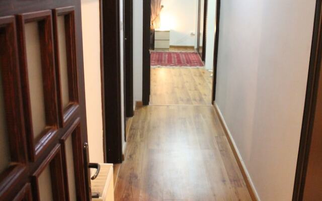 Beautiful 2 BR Apt Quiet & Private
