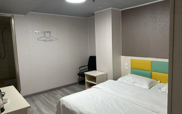 Jiayuan Business Hotel (Wuhan University of Science and Technology Huangjiahu Campus )