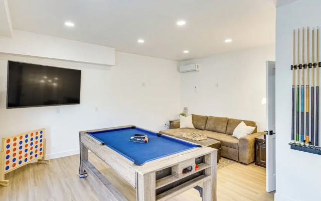 4 Mi to Sofi Stadium: Pet-friendly LA Area Home