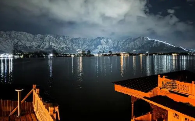 New Zenith Group of Houseboats
