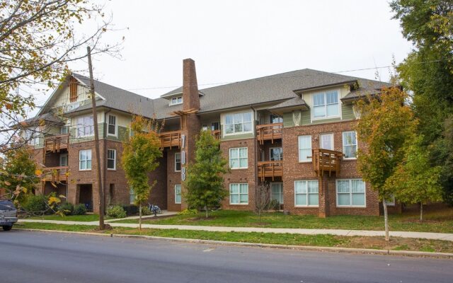 Open Concept Loft Near Uptown & Stadium