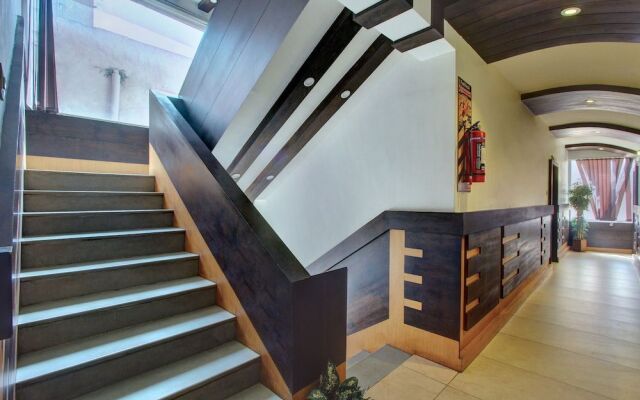 OYO 24825 Hotel Sholas Residency