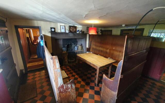 Kings Head Low House