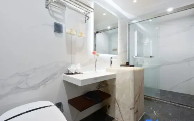 Jinding Haitian Business Hotel