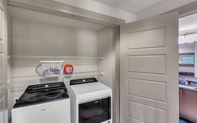 Cozy Condo Nature,park &lakeview 2 Bedroom Condo