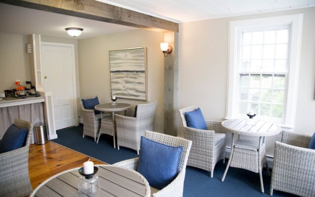 Allen Harbor Breeze Inn & Gardens