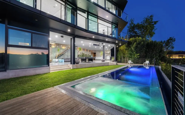 Glass Mansion - Chic Glass Villa in LA Hills With Views, Style & Serenity